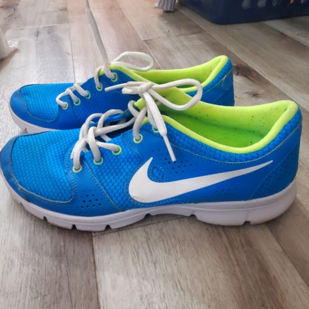 Nike women's shoes size 9
